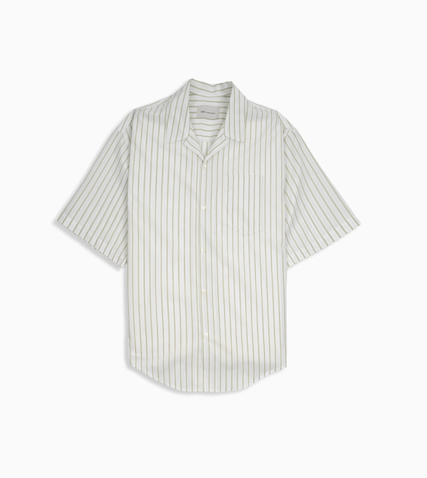 Camisa Boxy AMI PARIS de manga corta con cuello cubano y Ami de Coeur grabado en relieve