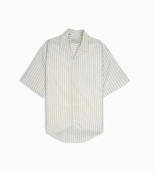 Camisa Boxy AMI PARIS de manga corta con cuello cubano y Ami de Coeur grabado en relieve