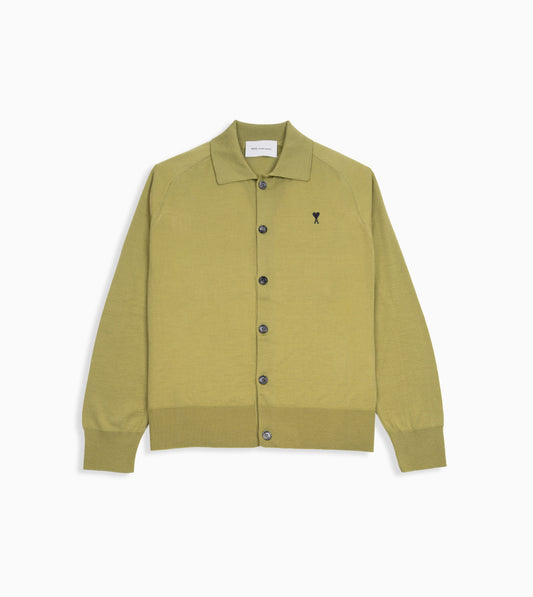 Cárdigan AMI Paris matcha con logo y cuello tipo camisa